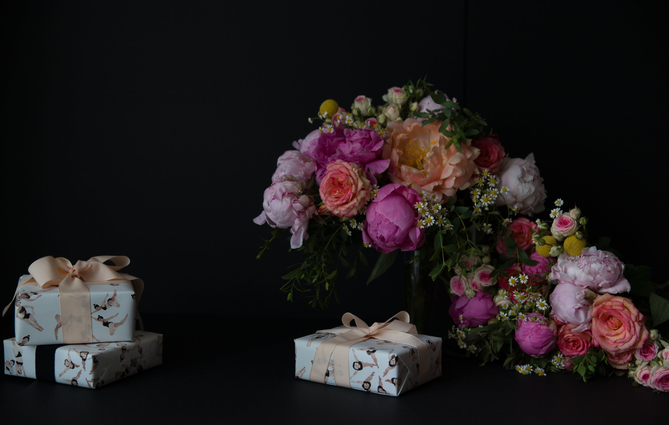 Impression Originale gifts and sublime flowers bouquet on black background