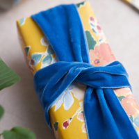 Home Impression Originale big blue velvet ribbon on small gift parcel