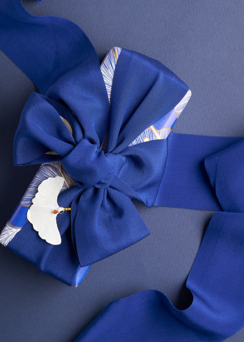 Blue Gift wrap with oversized silk ribbon by Impression Originale