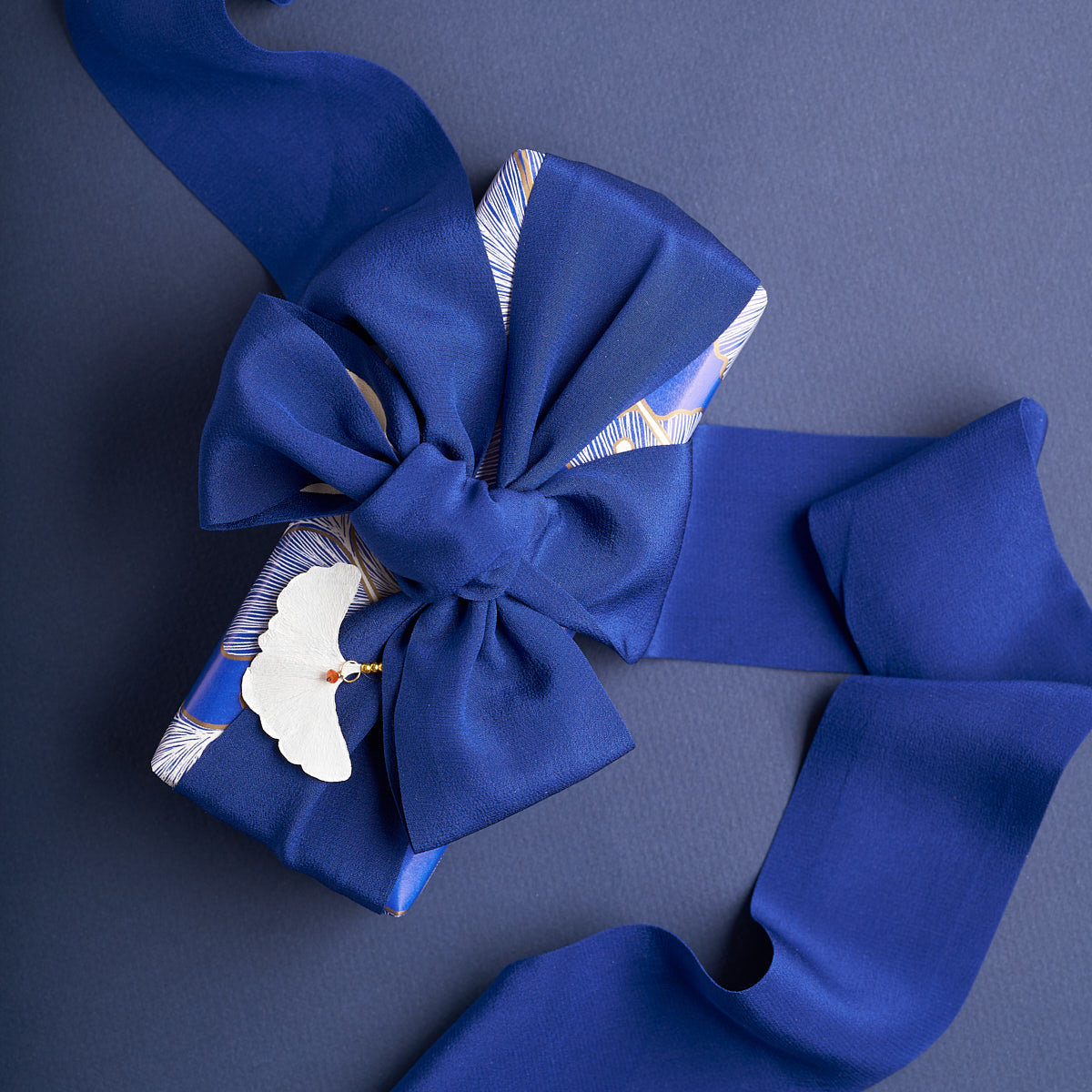 Blue Gift wrap with oversized silk ribbon by Impression Originale