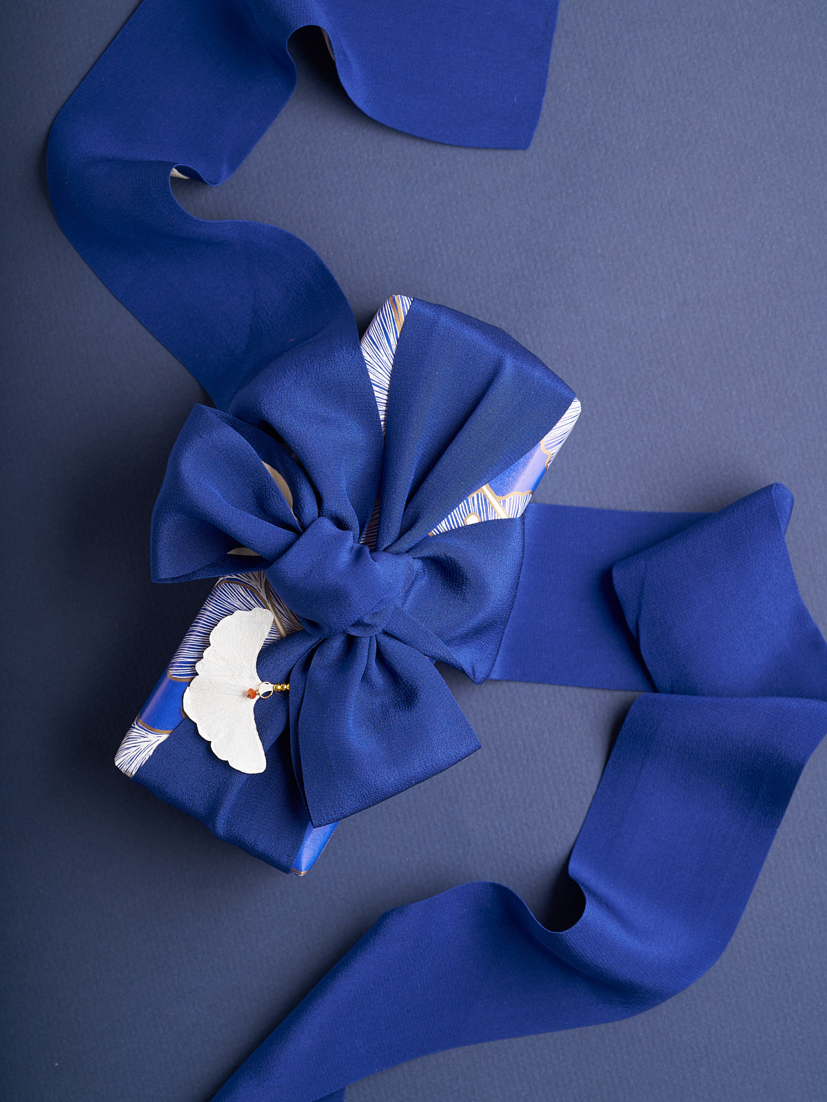 Blue Gift wrap with oversized silk ribbon by Impression Originale