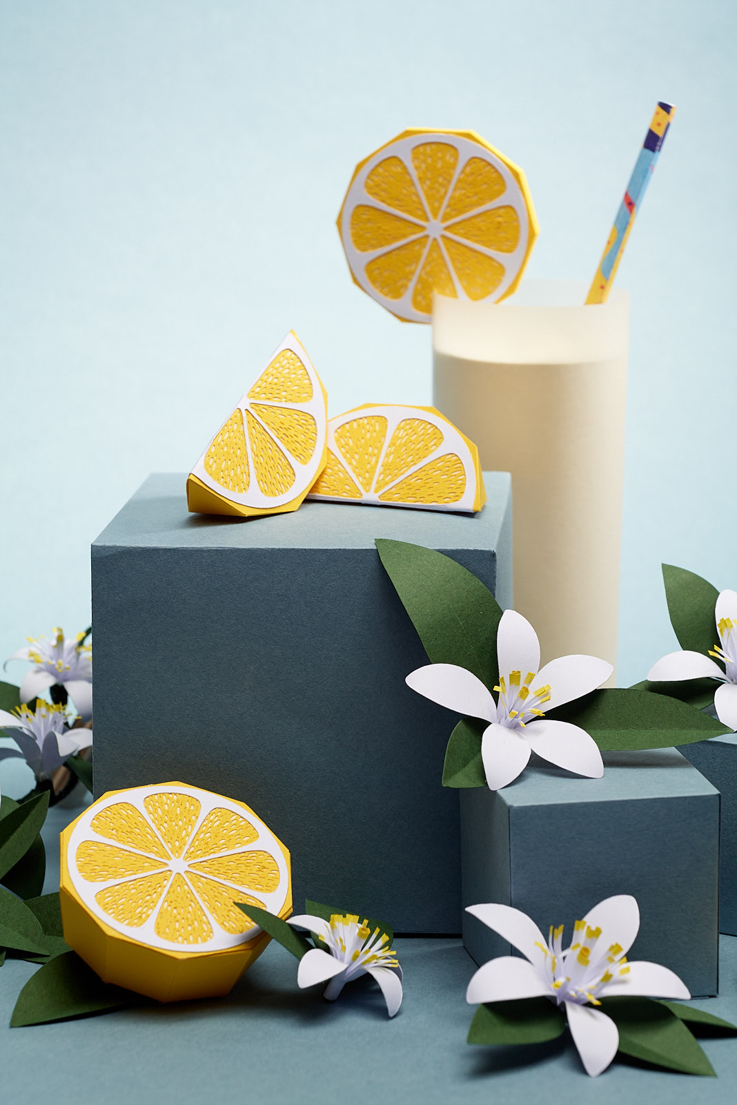IMPRESSION ORIGINALE citronnade et fleurs de citronnier en paper art sur fond bleu