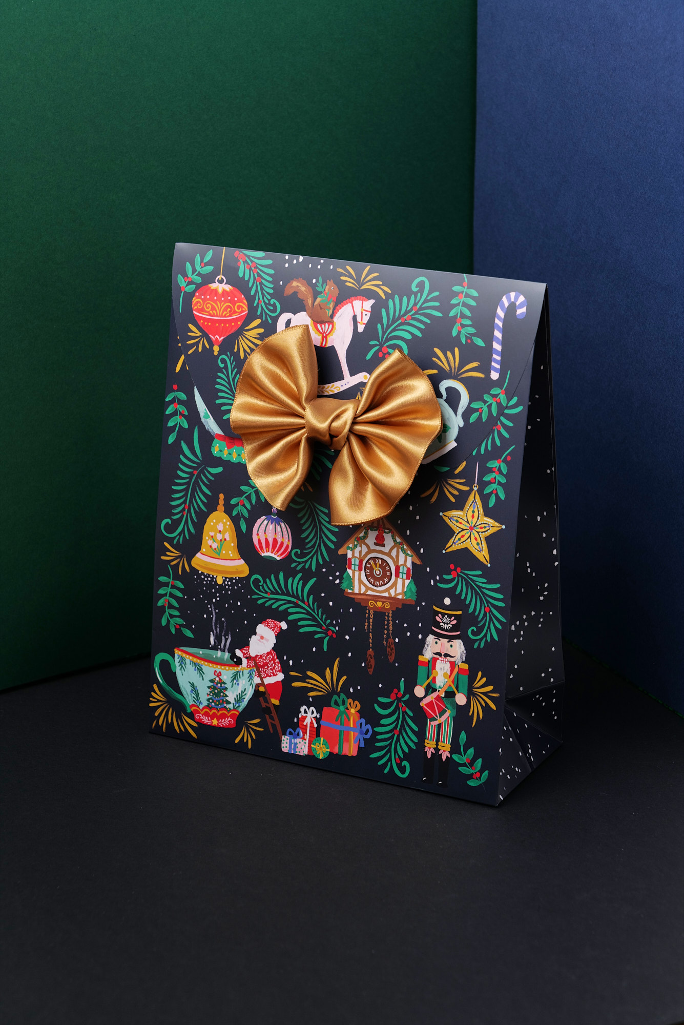 Luxe Présent Dans Le Papier Cadeau Brillant Vert Brillant Emballage Avec  Ruban or Et Cônes De Pins Arc or Et Sphérique Noël Photo stock - Image du  noël, festivité: 232196114