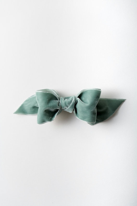 Almond Green Velvet Tuxedo Bow n°436 (L)