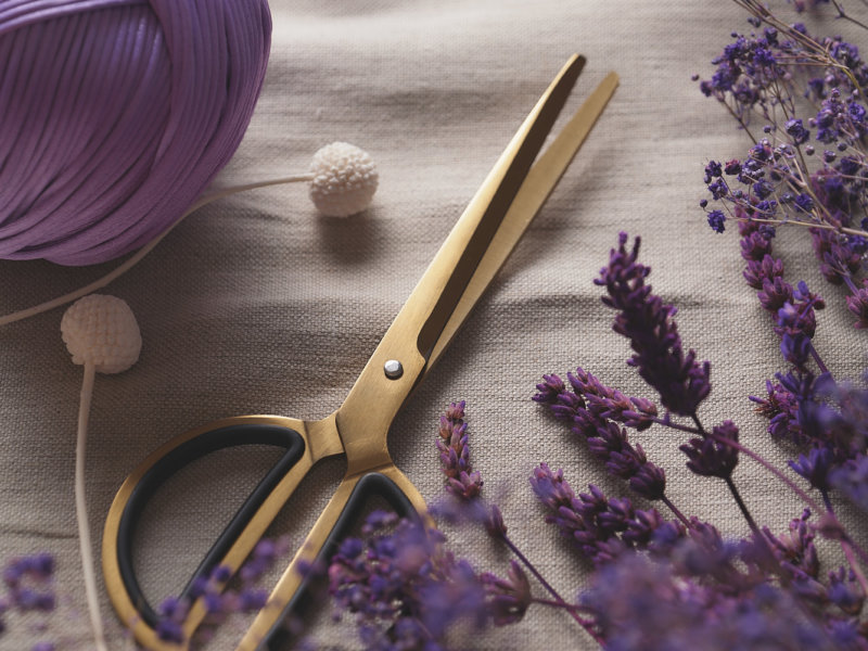 Ciseaux 8' gold with lavender spool by Impression Originale
