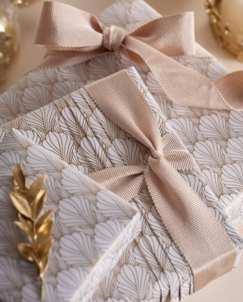 Pearly Shells - gold - Gift Wrap
