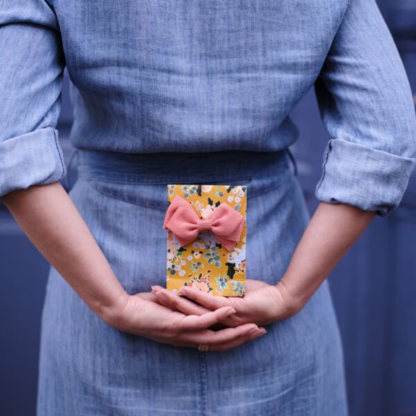 Behind of frame small gift bag with a coral swirl bow by Impression Originale