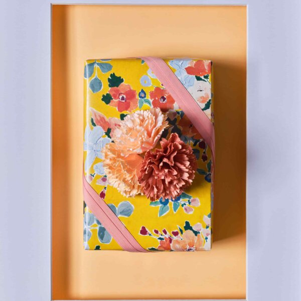 Gift with gift wrap "behind the frame" design in a white frames signed by Impression Originale