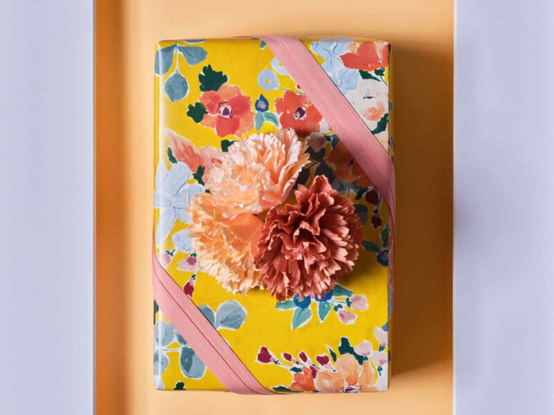 Gift with gift wrap "behind the frame" design in a white frames signed by Impression Originale