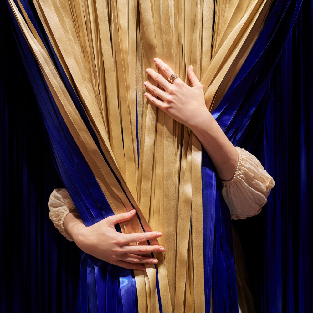 Une suspension de rubans sert d’élément décoratif dynamique, les rubans bougeant et interagissant lorsqu'ils sont touchés. Cela crée une expérience évolutive et tactile, ajoutant de la profondeur et de la fluidité à l'espace.